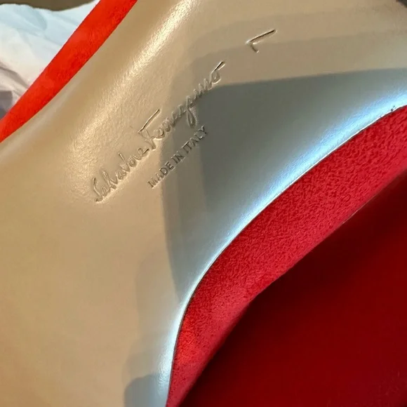 SALVATORE FERRAGAMO US 7 FLATS $365!